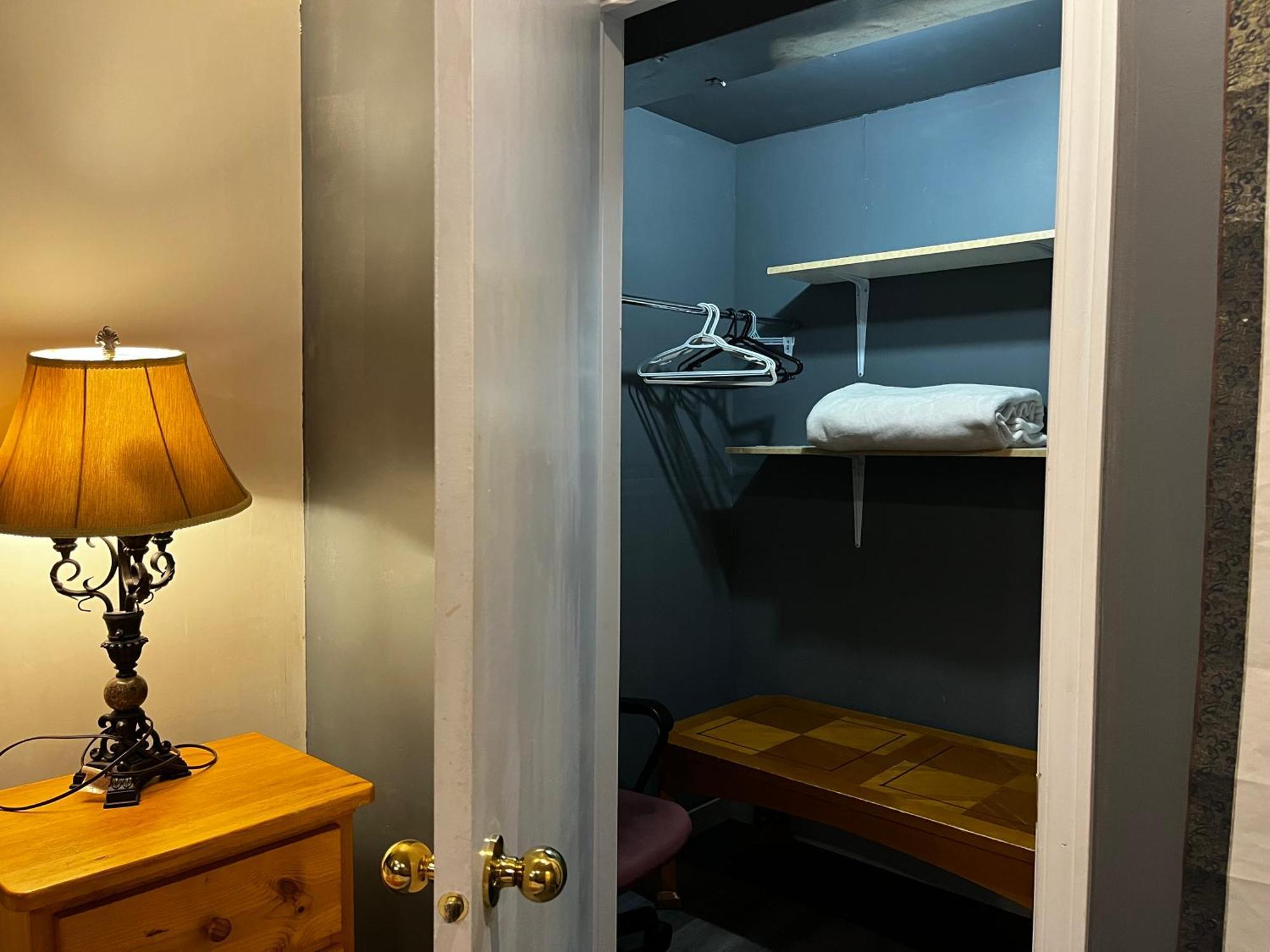 Hidden Valley New Basement Suite With Private Bathroom! YYC Eksteriør bilde